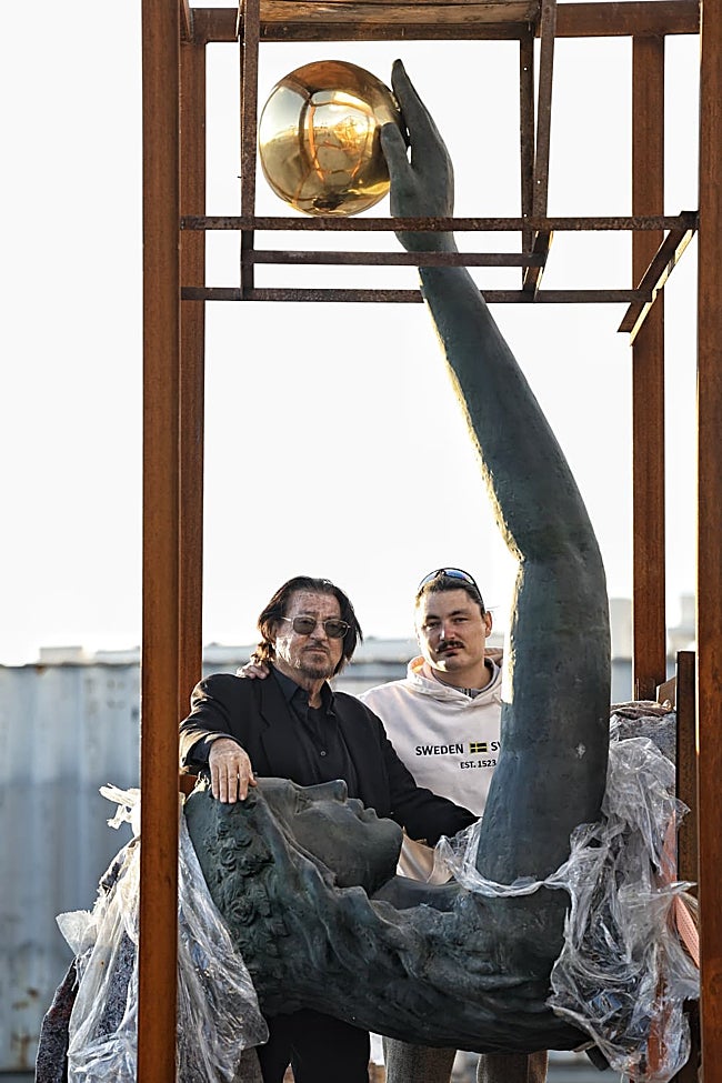 Ginés Serrán y su hijo Francisco, con la 'Venus del Sol'.